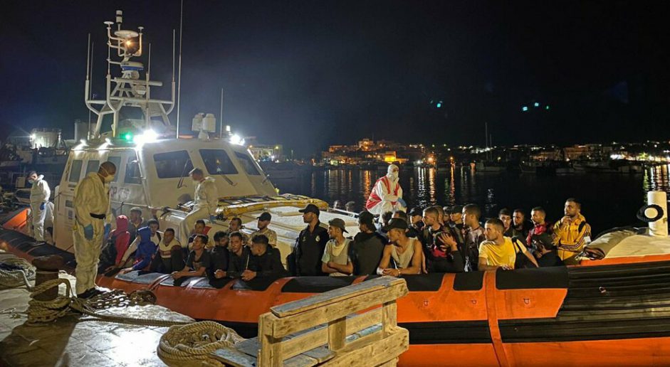 Migranti: ancora uno sbarco a Roccella, arrivati in 98